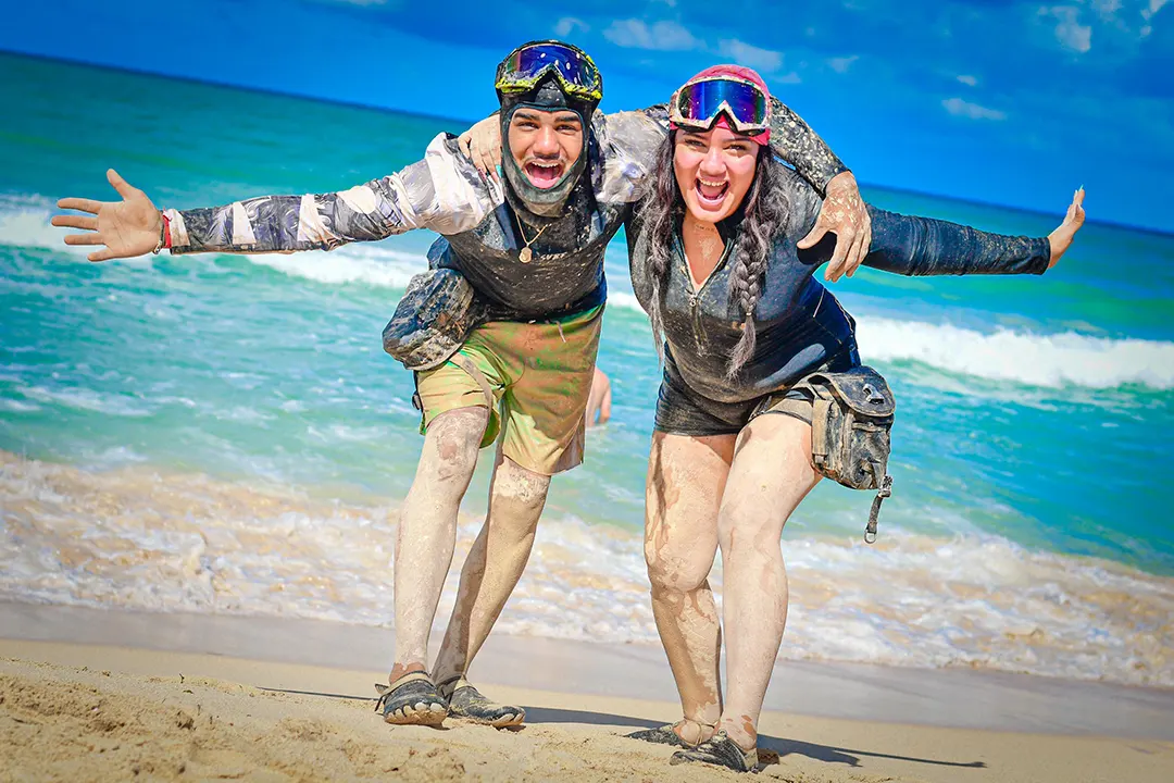 Pareja disfrutando en playa, diversión en Punta Cana con Adaem Tours