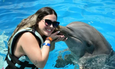 Mujer con Delfín, encuentro con delfines Adaem Tours