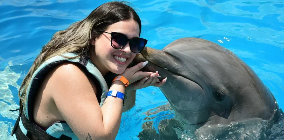 Mujer con Delfín, encuentro con delfines Adaem Tours