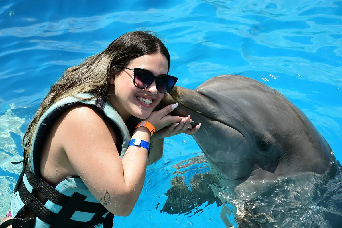 Mujer con Delfín, encuentro con delfines Adaem Tours