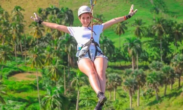 Mujer en ZipLine - Adaem Tours - Punta Cana