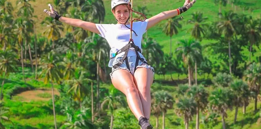 Mujer en ZipLine - Adaem Tours - Punta Cana