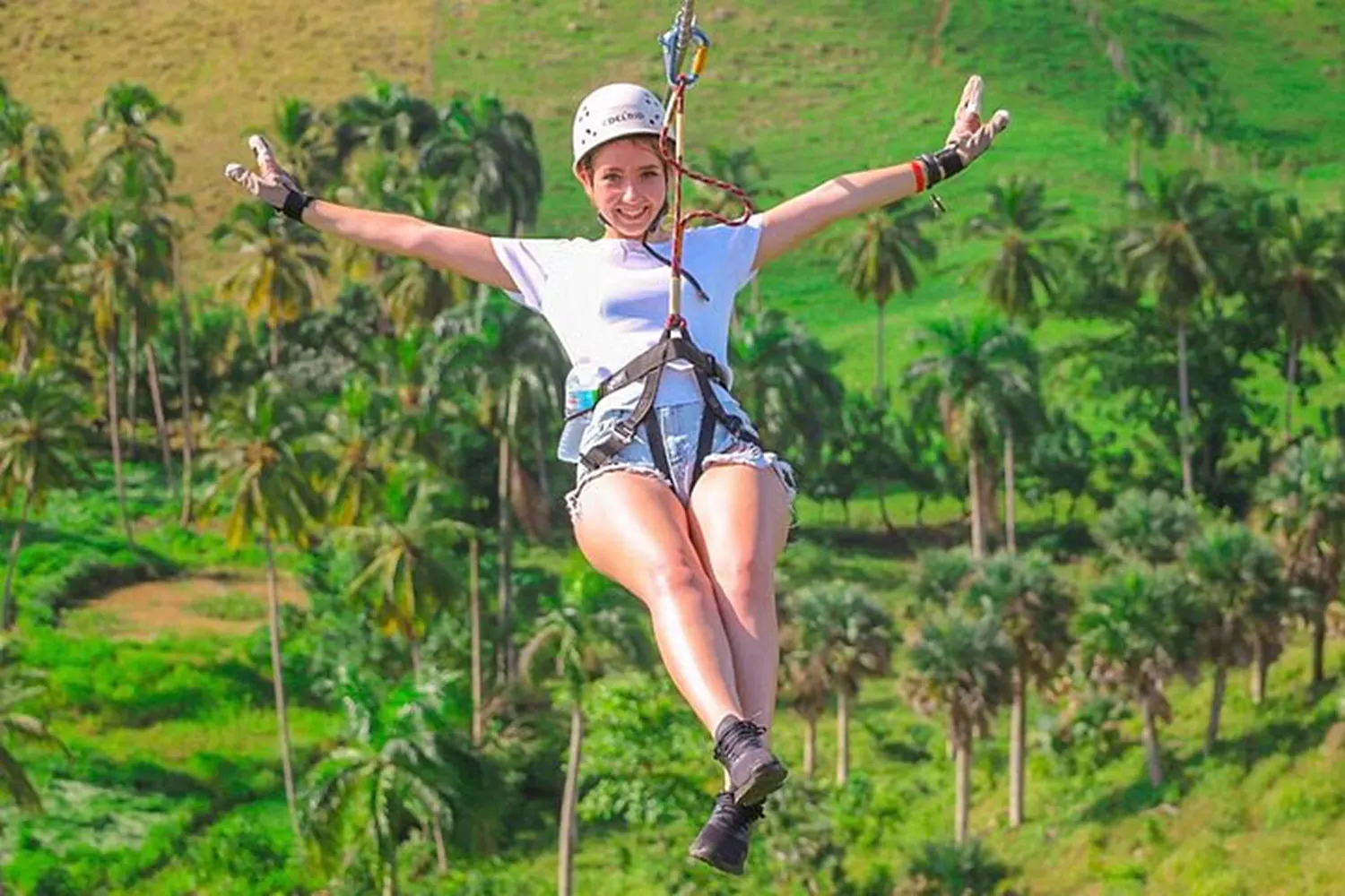 Mujer en ZipLine - Adaem Tours - Punta Cana